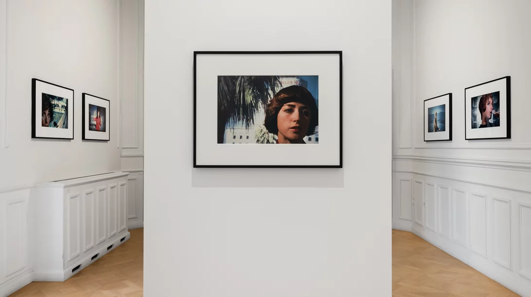 Cindy Sherman: Ποια είναι η θρυλική φωτογράφος που τιμά το Μουσείο Κυκλαδικής Τέχνης;