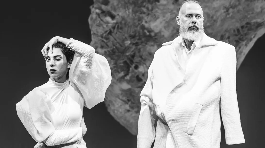 Ο Γιάννης Καλαβριανός ανοίγει την θεατρική "Πύλη της Κόλασης"