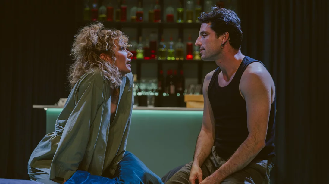 Οι ατμοσφαιρικές νέες φωτογραφίες του "Blue train"