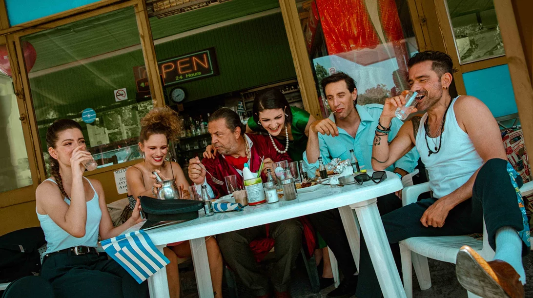 "Κανόνια και τρομπέτες": Ελάτε να γνωρίσουμε τους ήρωες της λαμέ μαύρης κωμωδίας του Γιάννη Τσίρου