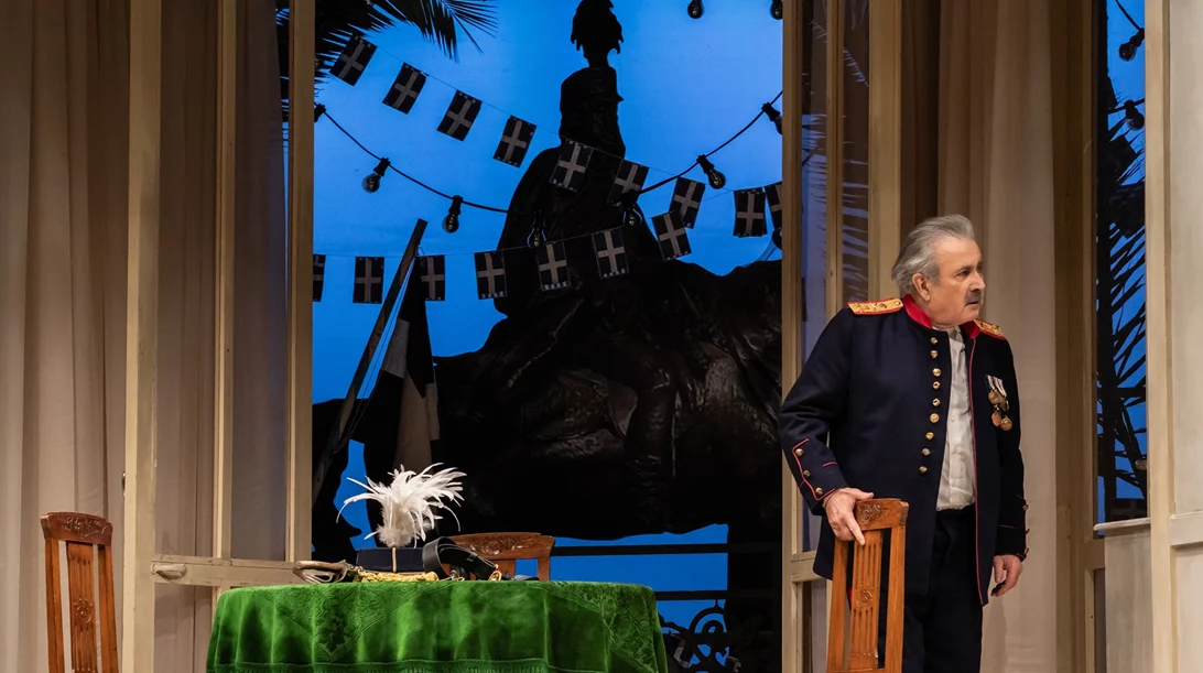 Ο "Ήρωας με παντούφλες" επιστρέφει στο Θέατρο Βέμπο με τον Λάκη Λαζόπουλο