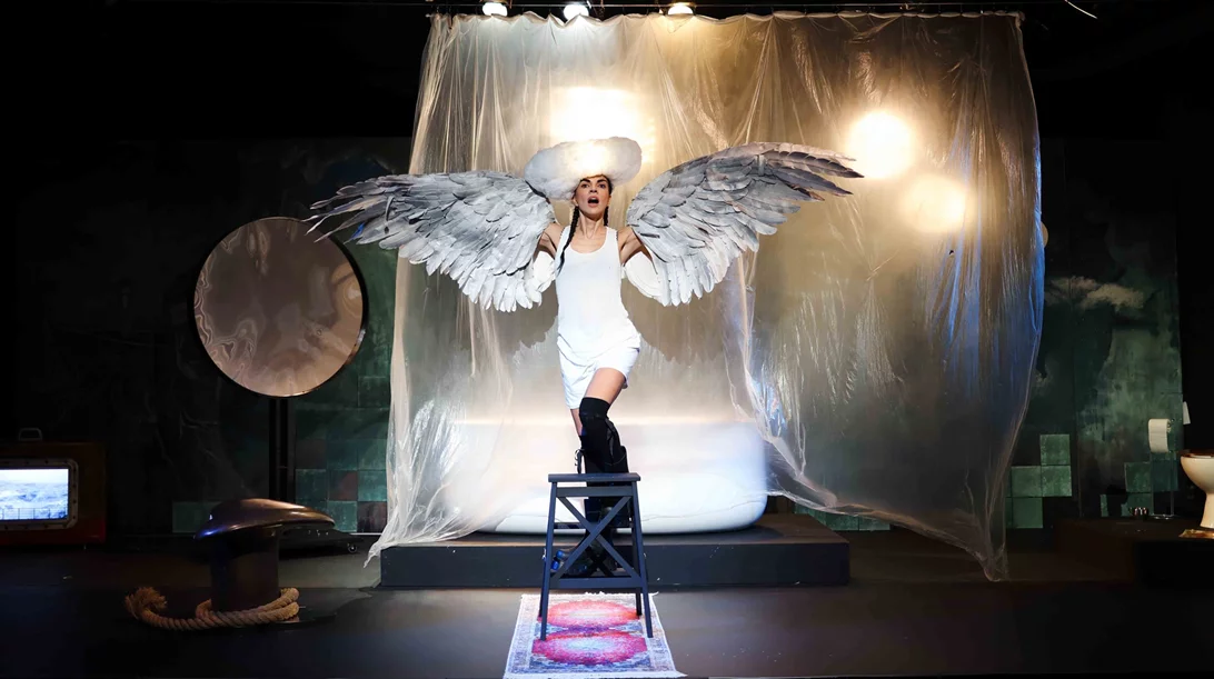 "Μ.Α.Ι.Ρ.Ο.Υ.Λ.Α.": Μια κωμικοτραγική βουτιά στα αδιέξοδα της σύγχρονης γυναίκας