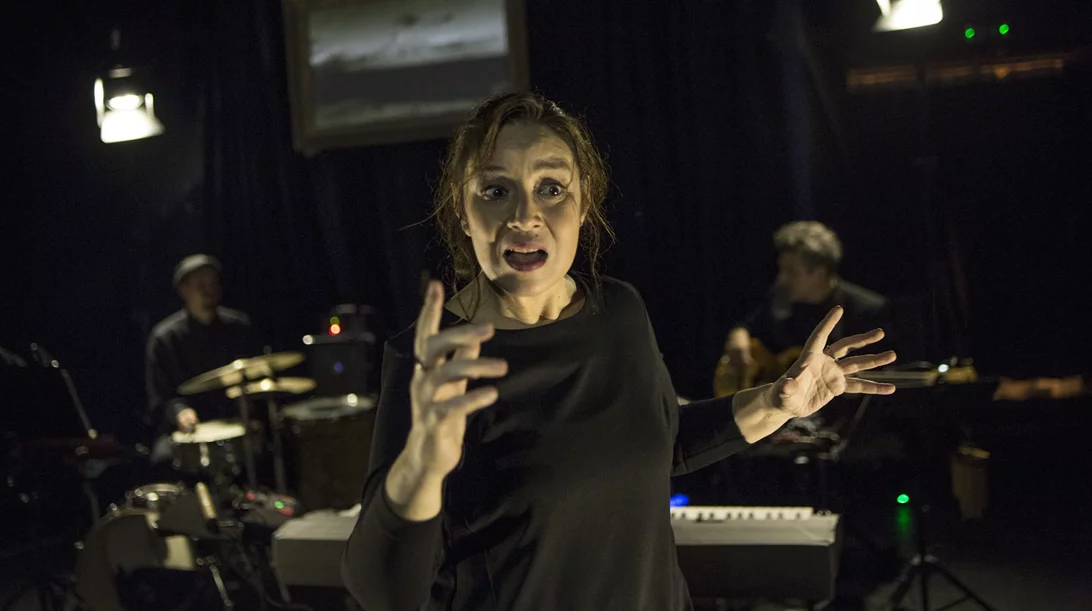 "Ο Ξεπεσμένος Δερβίσης" συνεχίζει τη διαδρομή του σε μια ατμοσφαιρική μουσικοθεατρική παράσταση