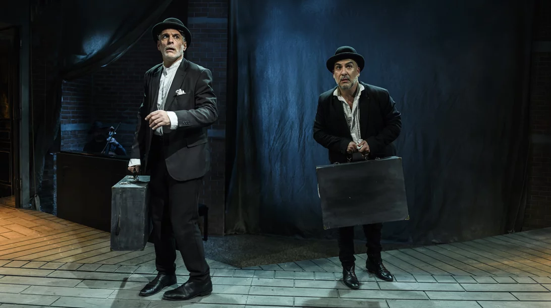 Ο Ρόζενκραντζ και ο Γκίλντενστερν σαρώνουν για 2η σεζόν: μπήκαμε στα καμαρίνια και καταλάβαμε γιατί