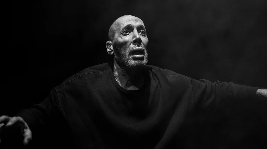 Ο Νικόλας Βαγιονάκης συναντά τον Γκι ντε Μοπασάν στο "Paranoia"