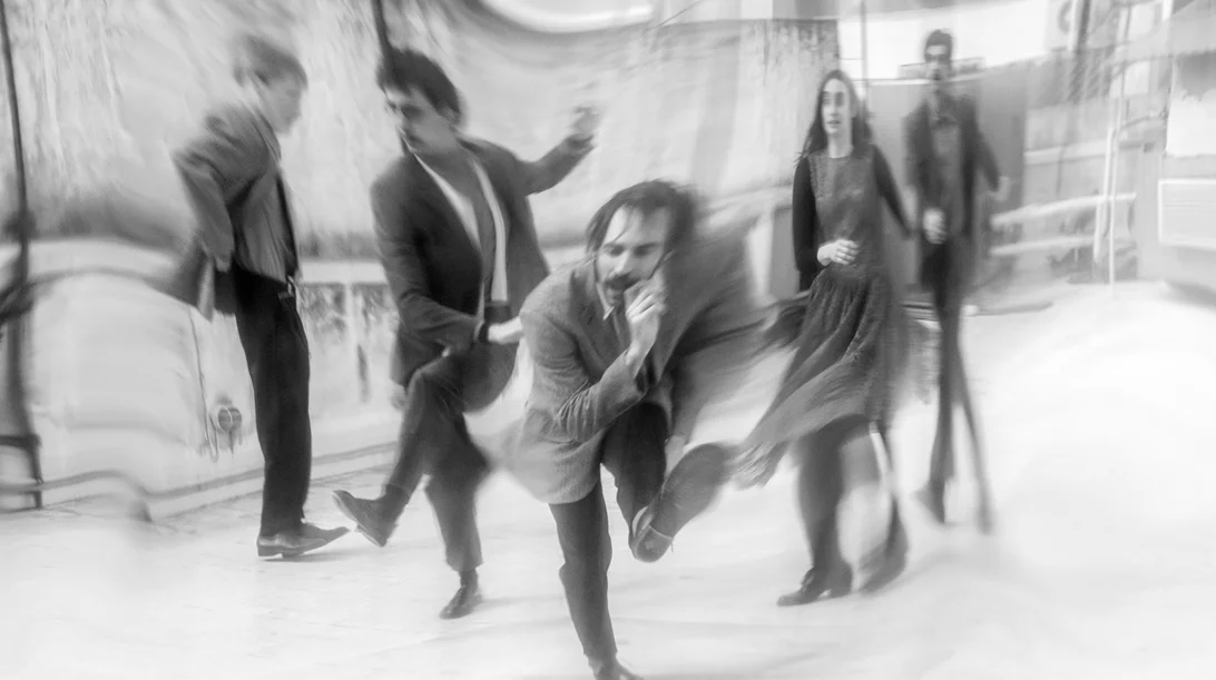 "Βαδίζοντας" του Τόμας Μπέρνχαρντ:  Μια σκοτεινή και στοχαστική παράσταση