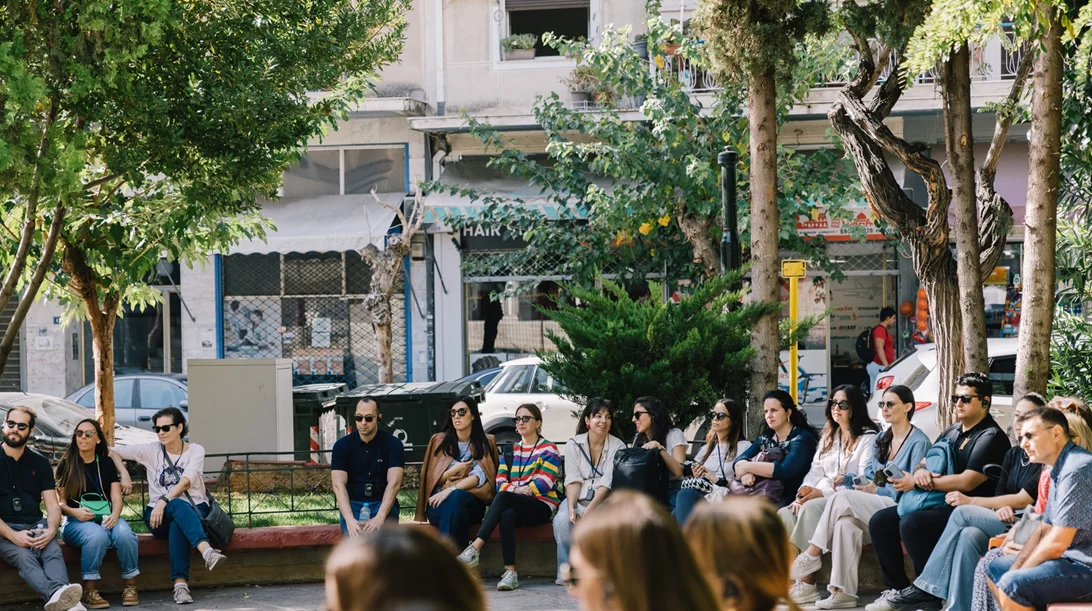 Γνωρίστε καλύτερα τον Αλέκο Φασιανό περπατώντας στη γειτονιά όπου μεγάλωσε