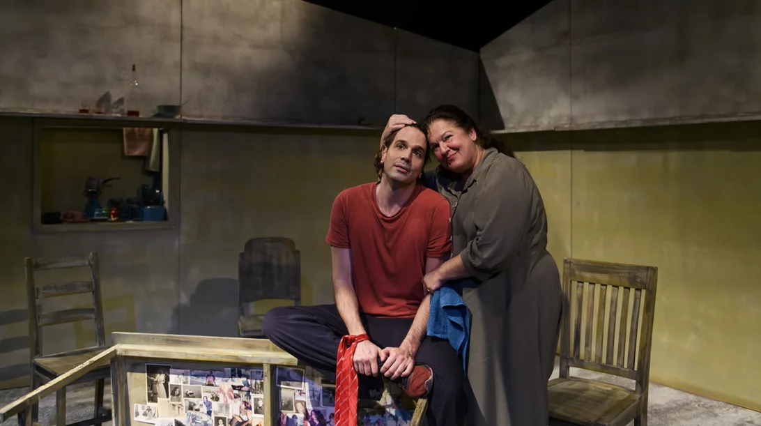 Το "Γάλα" και τα κοινωνικά αδιέξοδα | Το έργο-σταθμός επιστρέφει στο θέατρο Σταθμός