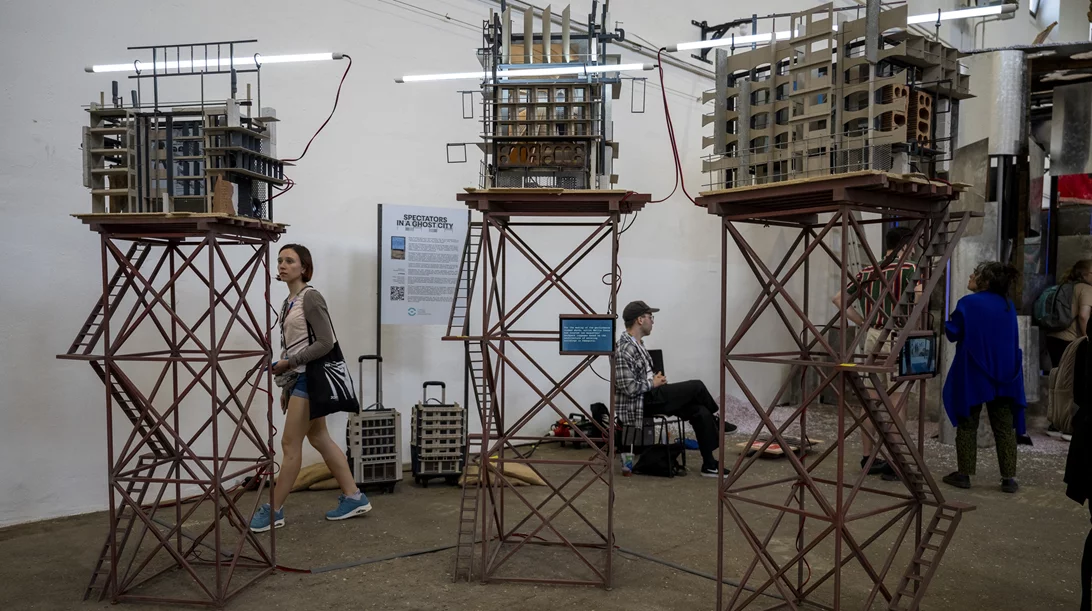 "Spectators in a Ghost City": Η βραβευμένη εικαστική εγκατάσταση του ΘΟΚ στο Καπνεργοστάσιο