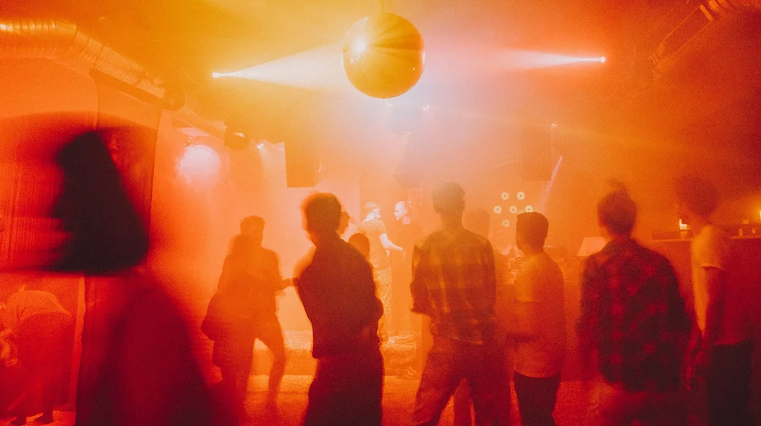 Από τα βερολινέζικα κλαμπ στα αθηναϊκά σινεμά: Καλλιτέχνες μιλούν για το αποτύπωμα του εξευγενισμού στον πολιτισμό