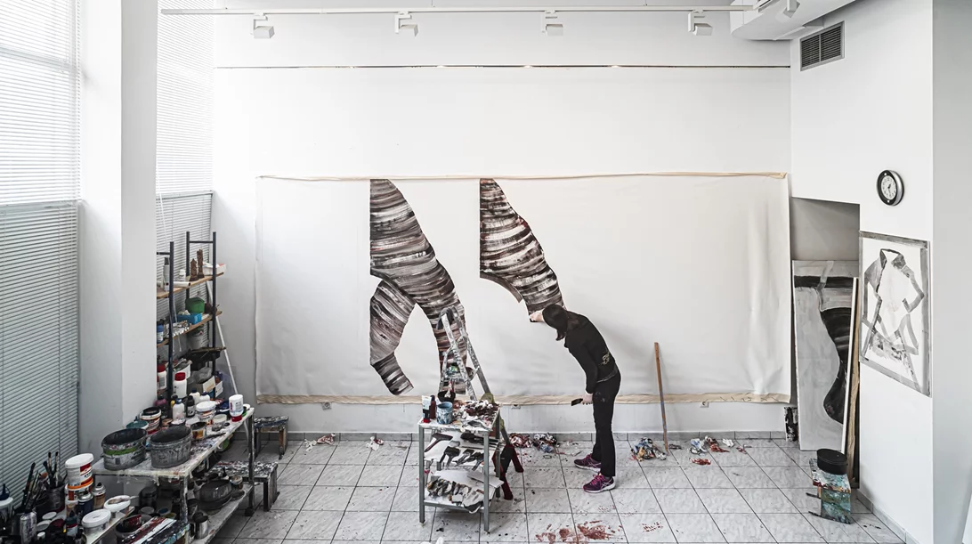 Οι βαθιά προσωπικές "Συναντήσεις" της Χλόης Ακριθάκη μέσα στο Μουσείο Μπενάκη