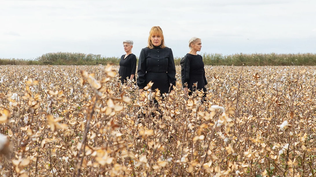 Ο Ένκε Φεζολλάρι μεταφέρει στο θέατρο το μυθιστόρημα "Η αγάπη άργησε μια μέρα"