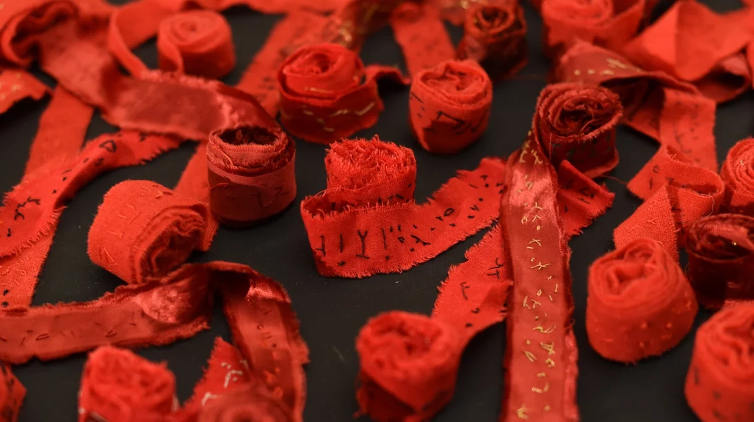 "Ma": Η εικαστικός Ελένη Κρίκκη μάς συστήνει τον πολυδιάστατο κόσμο του υφάσματος