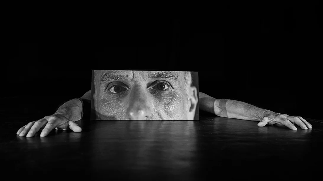 "Ακίνητος δρομέας": Ο Αντώνης Κουτρουμπής μας μιλά για τη νέα εικαστική performance