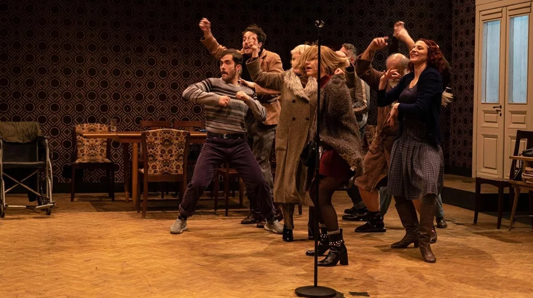 "Σ' εσάς που με ακούτε": Λόγω μεγάλης ζήτησης επιστρέφει για 10 μόνο παραστάσεις στο Αμφι-θέατρο Σπύρου Ευαγγελάτου