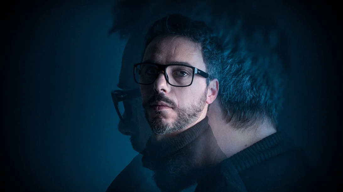 Ο Κωνσταντίνος Μάρκελλος γράφει για τα "Ορφανά" και τα επίκαιρα θέματα που πραγματεύονται