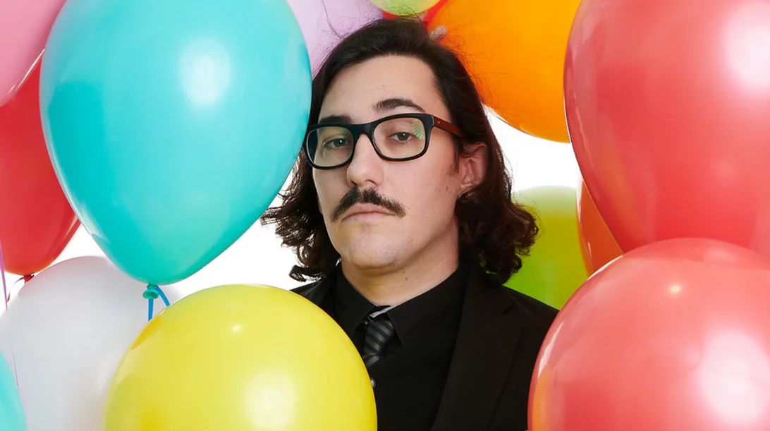 Κωνσταντίνος Μπούρας-Μπαϊμάκος: "Τα παιδικά μου είδωλα κρατούσαν ένα μικρόφωνο και έκαναν χιλιάδες κόσμο να γελάει"