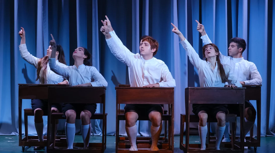 "Το Κύμα": Δείτε τις νέες φωτογραφίες από το έργο για εφήβους που παίζεται στο Λαμπέτη