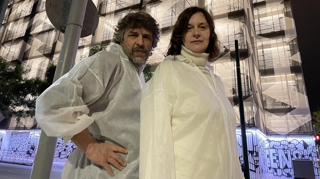 O Κώστας Κουτσολέλος και η Δώρα Στυλιανέση γράφουν για "Το παλτό και μία ιστορία υδρωπικίας"