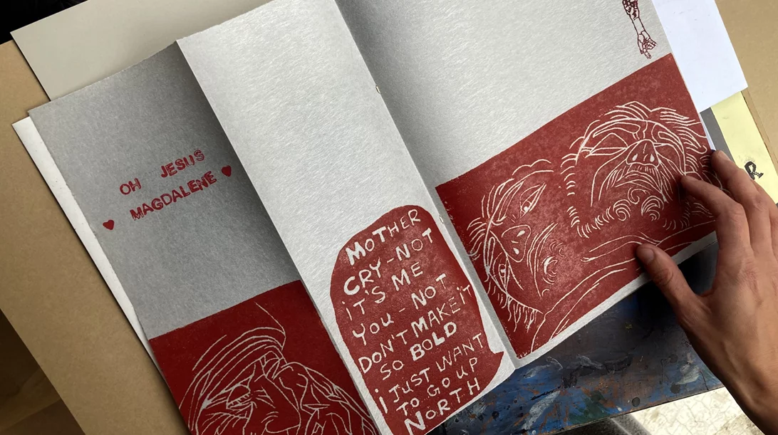 "Prints + Chips anyone?": Ένα χειροποίητο artbook φέρνει τη χαρακτική στο επίκεντρο