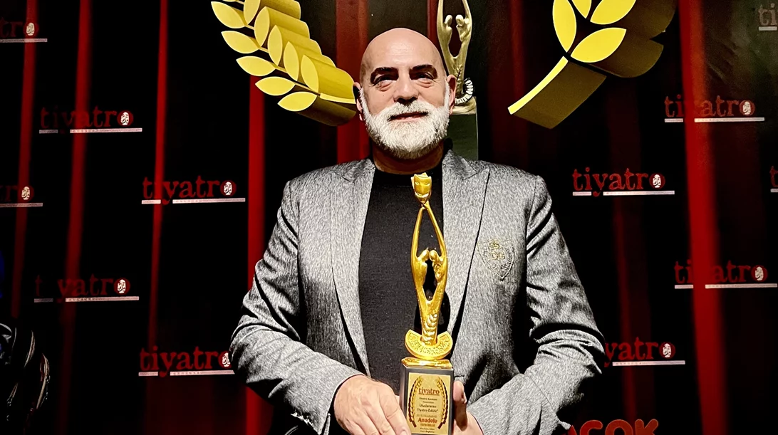 Δημήτρης Καρατζιάς: Βραβεύτηκε στα 10α Διεθνή Βραβεία Θεάτρου της Ανατολίας