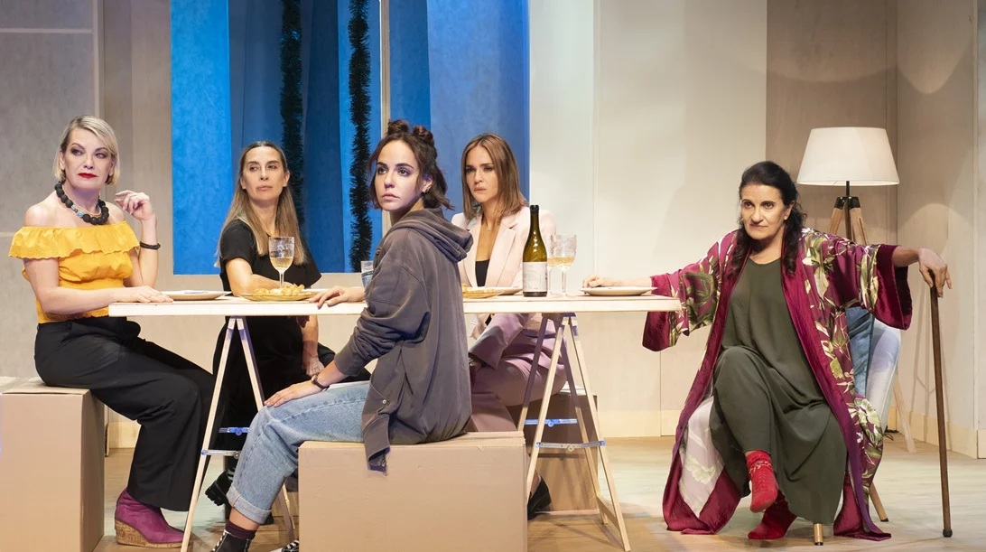 "Λύκαινες": Τελευταίες παραστάσεις στο θέατρο Εμπορικόν