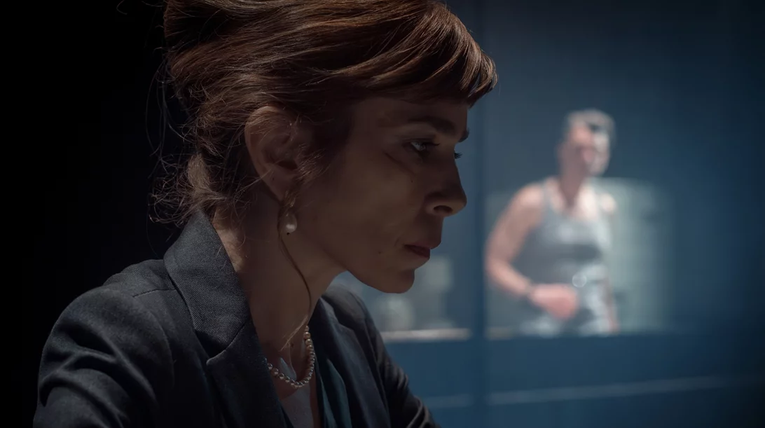 Η Μυρτώ Αλικάκη είναι η "Linda" στο Επί Κολωνώ