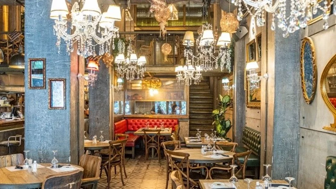 8 αγαπημένα γευστικά στέκια του Πειραιά για τις πρώτες μας μετροβόλτες