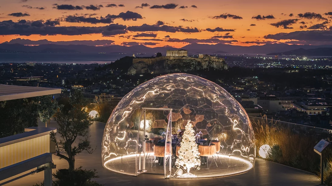 Λίγη σαμπάνια και τα φώτα της πόλης σε ένα από τα ομορφότερα μπαλκόνια της Αθήνας