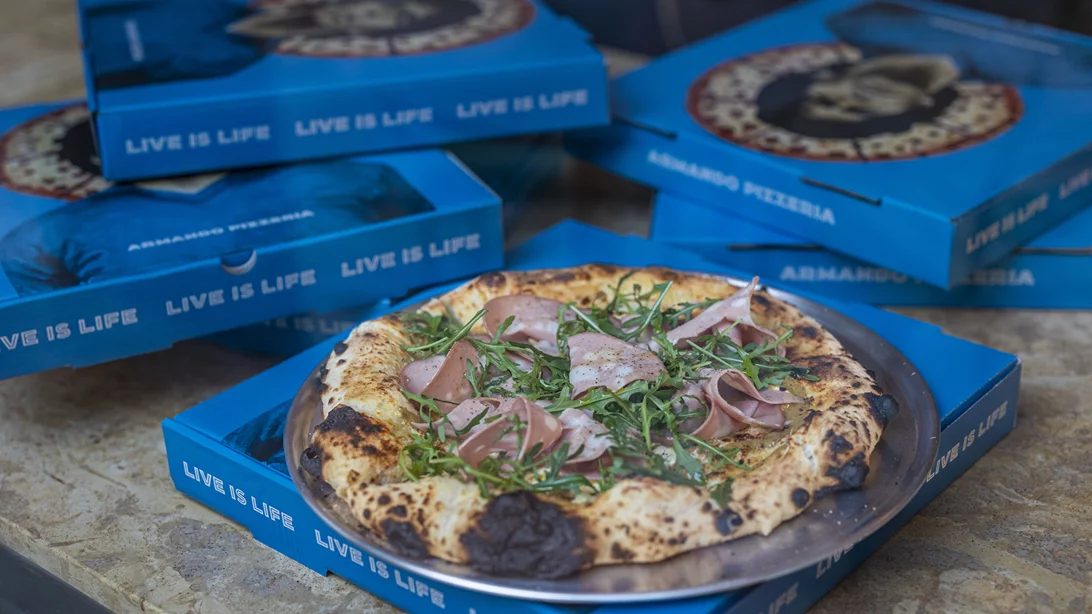 O 'Armando' βγάζει την πίτσα του… out of the box