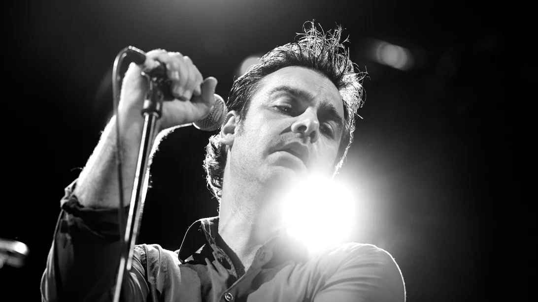 Ο Δώρος Δημοσθένους κάνει ποδαρικό στη νέα χρονιά τραγουδώντας Elvis Presley