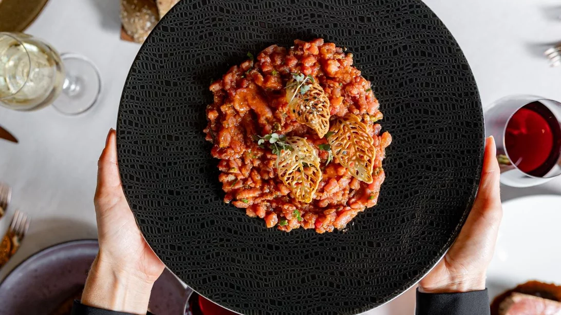 Σε έναν από τους ομορφότερους χώρους της Αθήνας σερβίρουν νέο μενού