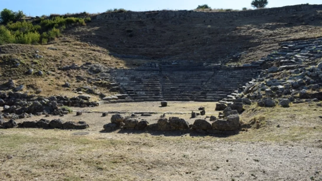 Αρχαίο Θέατρο Γιτάνων: Προχωρά η αναστήλωση του σκηνικού οικοδομήματος