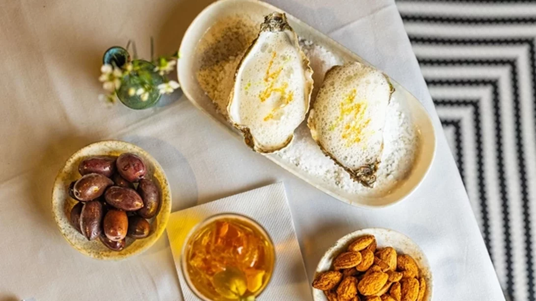 Σε αυτή τη βερμουτερία παίζεις στα ζάρια κοκτέιλ με άρωμα Τρύπες και Beatles