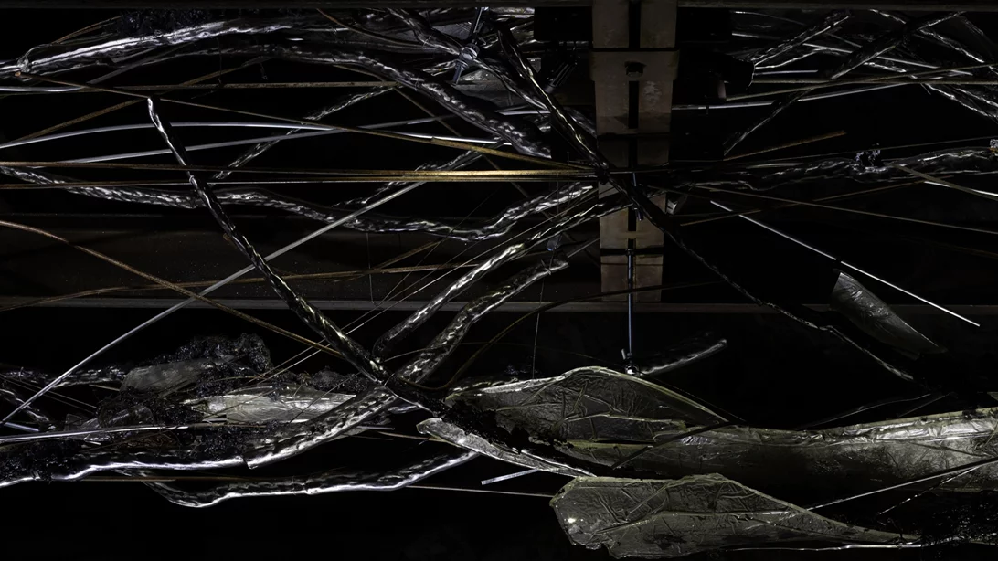 Η έκθεση "Athens Dies In Dreams At Sunrise" παρουσιάζεται σε ένα παλιό λατομείο στο λόφο του Φιλοπάππου