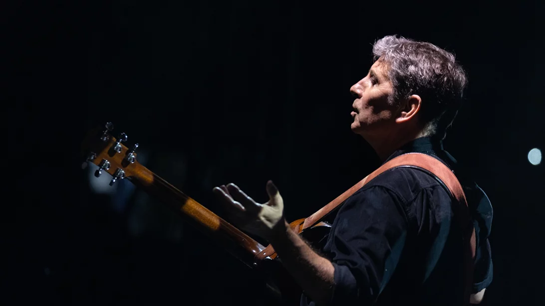 Ο Σωκράτης Μάλαμας αφηγείται μικρές ιστορίες σχέσεων στο νέο του δίσκο "Εφήμερα"