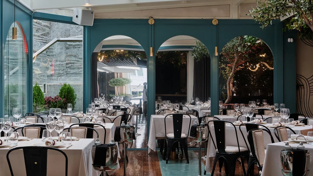 Στο "Sea You Restaurant- Mezeri" η γειτονιά ξαναζεί και η θάλασσα παρτάρει