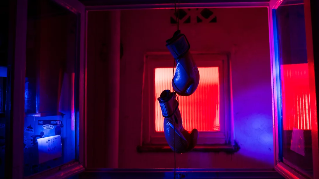 "Στάση// Ποτάμι": Μια θεατρική παράσταση που αφουγκράζεται το τραγικό δυστύχημα στα Τέμπη