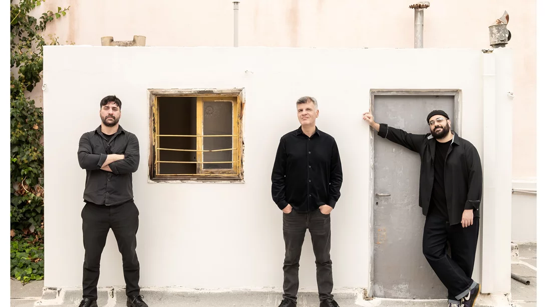 Ο Φοίβος Δεληβοριάς επιστρέφει σε ένα μουσικό threesome στο Κύτταρο