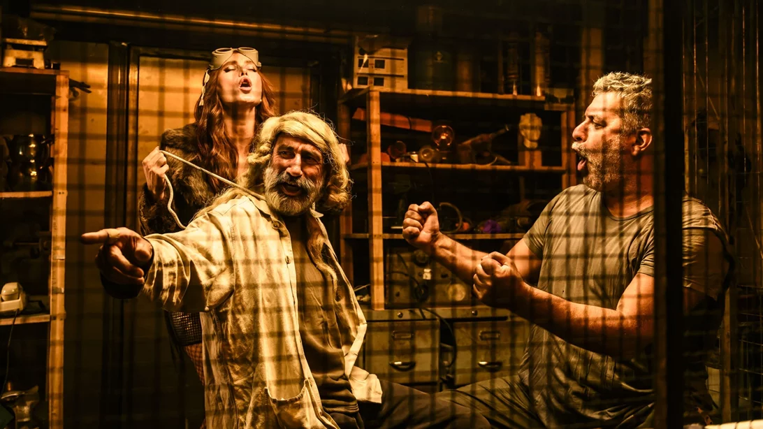 "Άνθρωποι και ποντίκια": Νέες ημερομηνίες για τον Βασίλη Μπισμπίκη