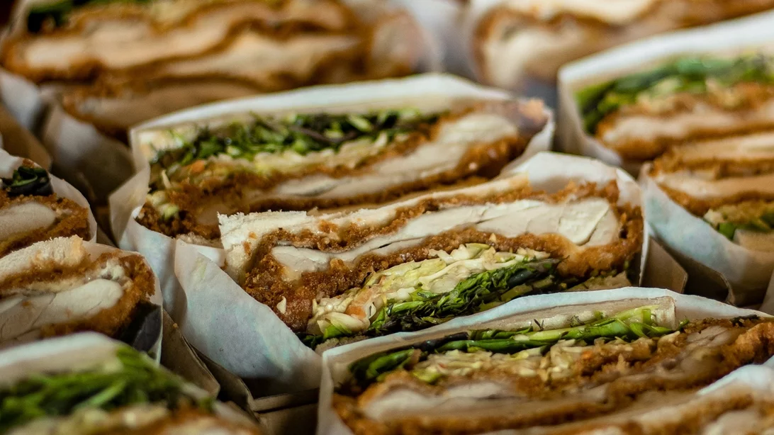 Bisque Please x Γειτονιά: Pop up event με σάντουιτς και δημιουργικές νοστιμιές στην Κυψέλη