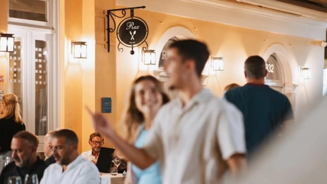 Το Rex Restaurant έχει ατμόσφαιρα που θυμίζει τα παλιά κερκυραϊκά αρχοντικά