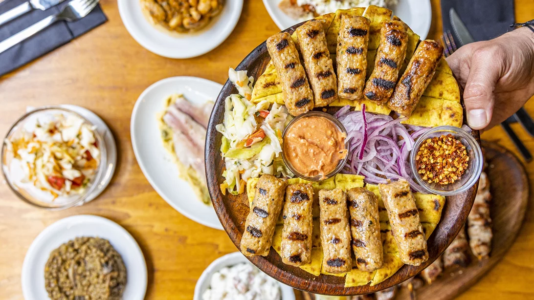 Παραδοσιακές γεύσεις, vegan κοπές και βραβευμένα εστιατόρια σε 5 στάσεις στα Εξάρχεια