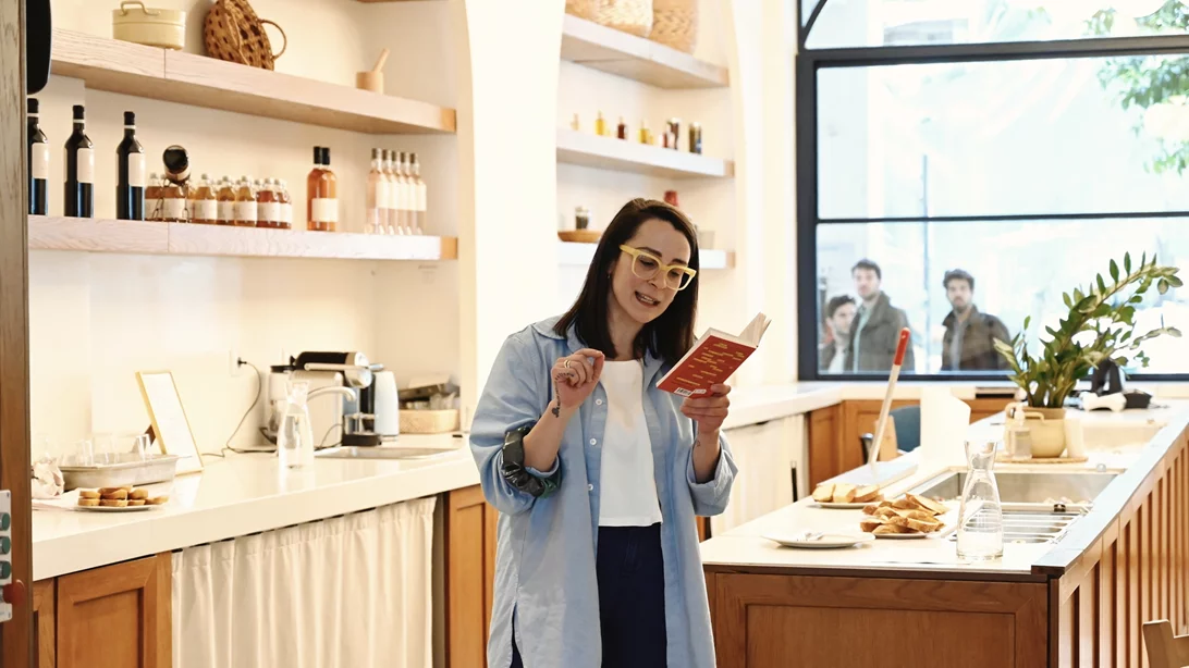 Αφού δεν είσαι ούτε σεφ, ούτε food blogger, τι "μαγειρεύεις" στη Βεΐκου, Κλαίρη Μπακούρα;