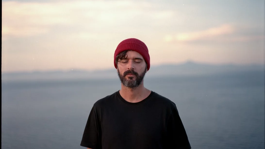 Ο Πέτρος Κλαμπάνης θέλει να βρίσκεται σε εγρήγορση και να αφήνει χώρο για το απρόβλεπτο