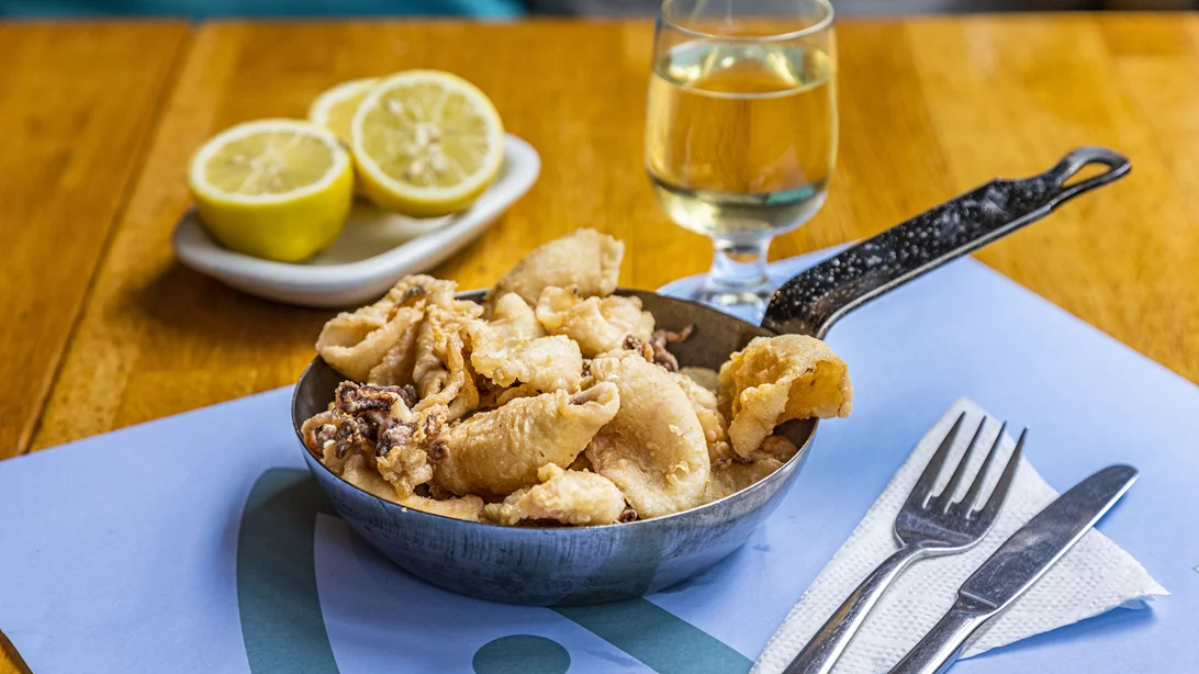 Γευστική βόλτα στην Καλλιθέα: Από fine dining μέχρι θαλασσινά μεζεδάκια