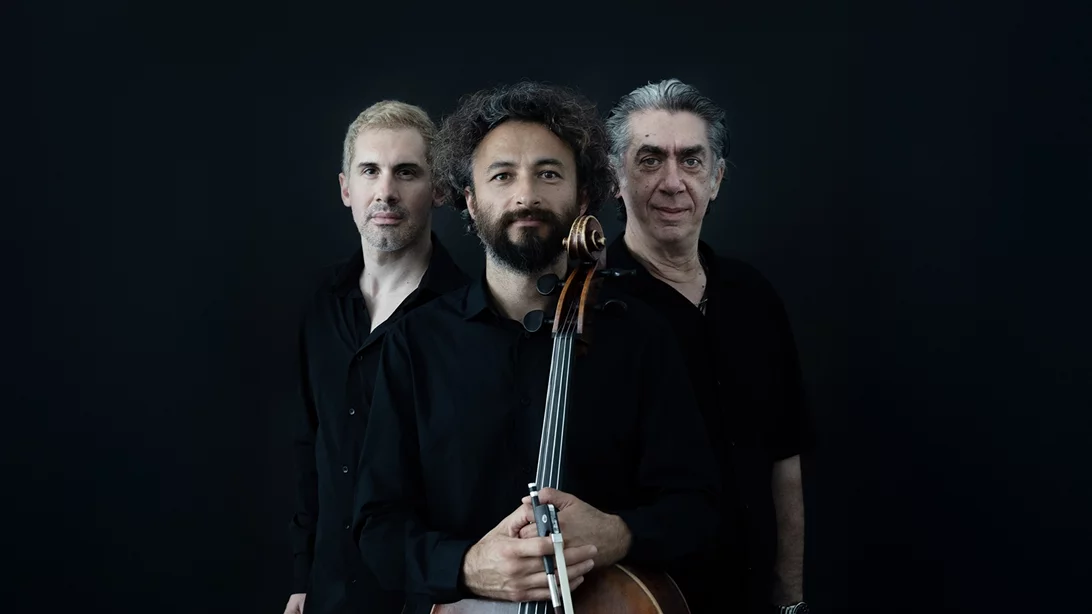 Λουκής Λάρας: Η συγκλονιστική ιστορία της Σφαγής της Χίου σε μια μουσική αφήγηση στο Θέατρο Ολύμπια