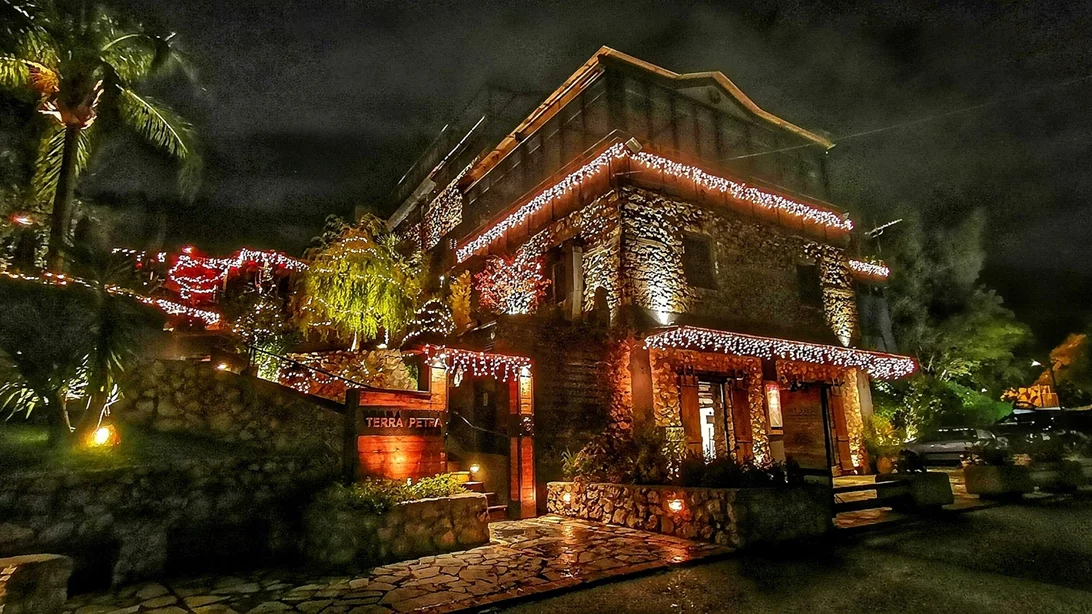 Γιορτάζοντας στον ατμοσφαιρικό πολυχώρο του "Terra Petra" με θέα όλη την Αθήνα