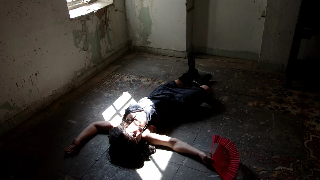 "Τυφλή, τυφλή φοράδα, πού πας;": Η Δέσποινα Σαραφείδου επιστρέφει με τον καθηλωτικό μονόλογο