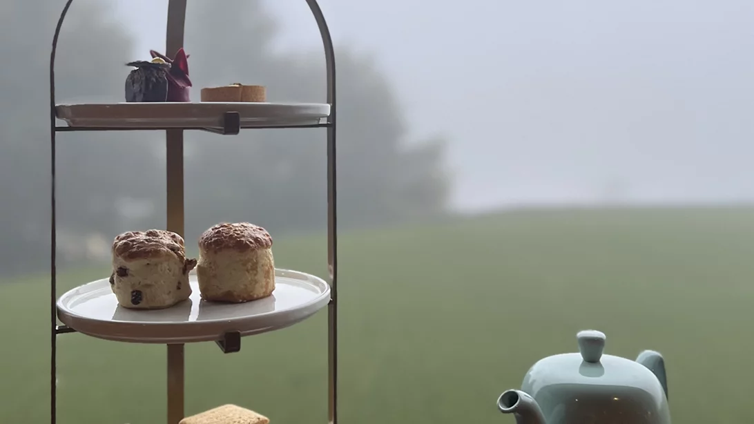 Γιατί το Afternoon Tea στο βουνό είναι μια τελετουργία που σε απογειώνει